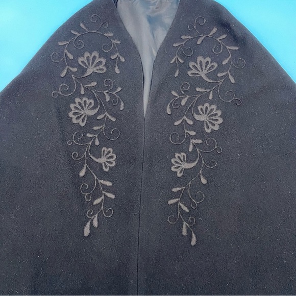 Vintage Women’s Wool Embroidered Poncho Black - Picture 1 of 10